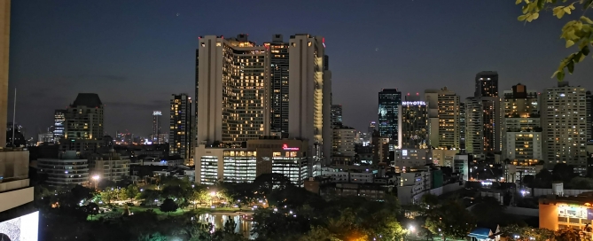 Phrom Phong, Bangkok's high-end residential district. Let us look at The EMQuartier, Emporium and the properties around the area. Phrom Phong is one of the finest residential districts in Bangkok.