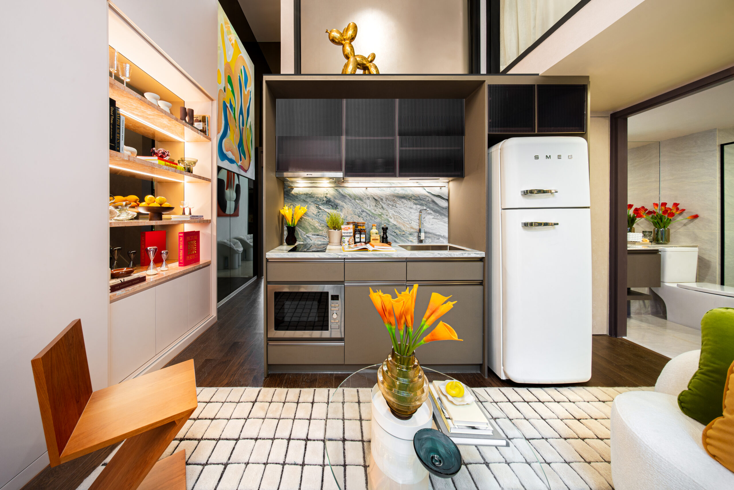 Ratchathewi condominium building and central Bangkok surroundings